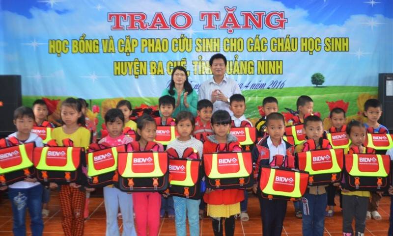 Trao tặng 200 chiếc cặp balo cứu sinh cho các em huyện Ba Chẽ