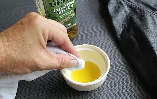 Cách làm trơn khóa kéo bằng dầu olive