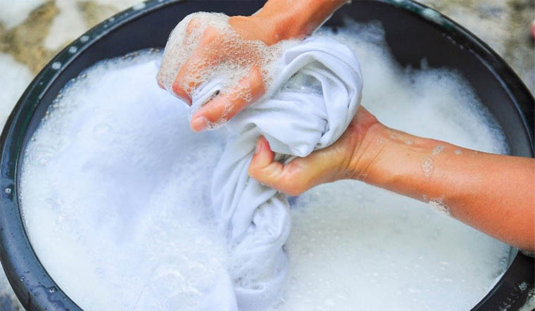 Giặt quần áo bằng tay
