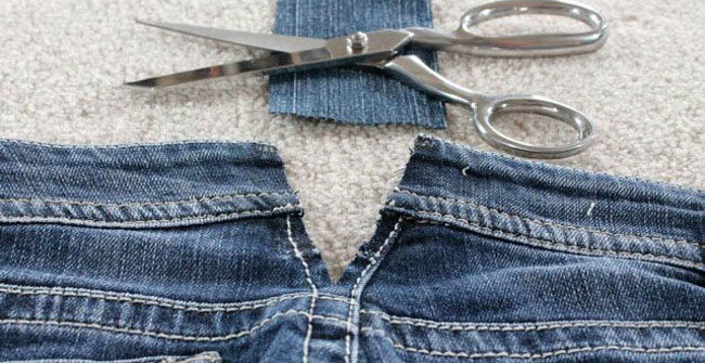 Sửa quần jean rộng lưng bằng cách chiết vải
