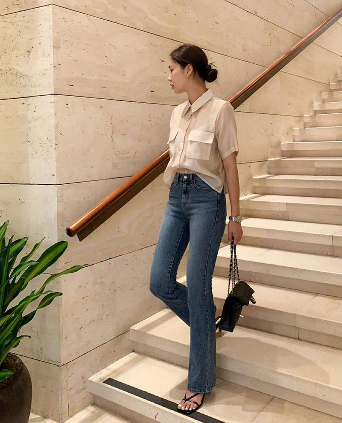 Phối áo sơ mi tay ngắn cùng quần jean