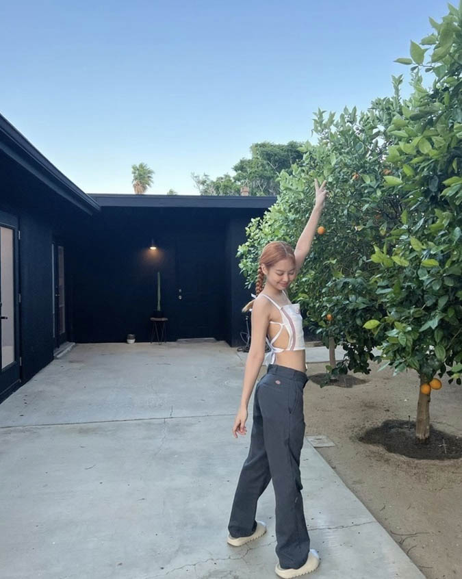 Jennie Kim với mẫu áo yếm buộc dây cực sexy tại Coachella